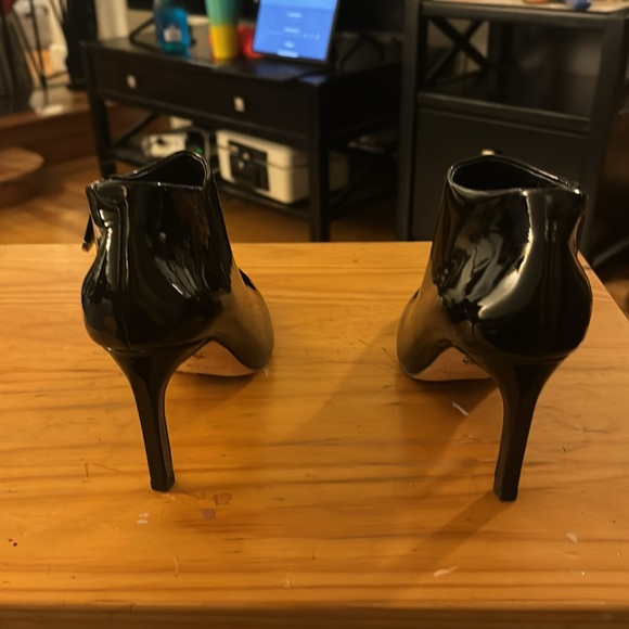 Vince Camuto ankle length patent leather booties - Picture 4 of 6